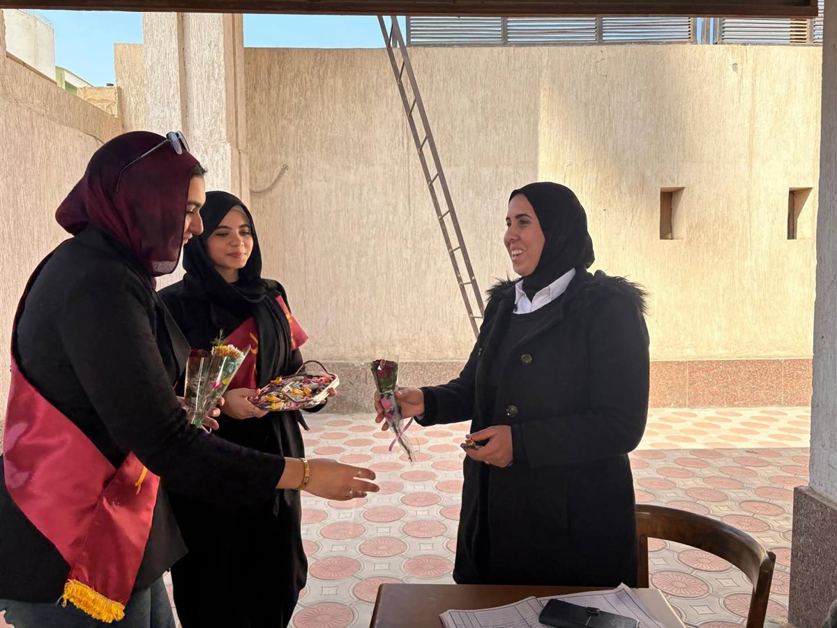 طلاب جامعة بنها يوزعون علي الشيكولاته،فيتو