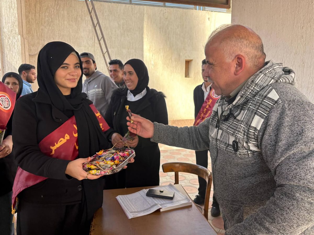 طلاب جامعة بنها يوزعون علي الشيكولاته،فيتو