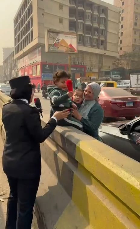 توزيع الشيكولاته احتفالا بعيد الشرطة، فيتو&nbsp;