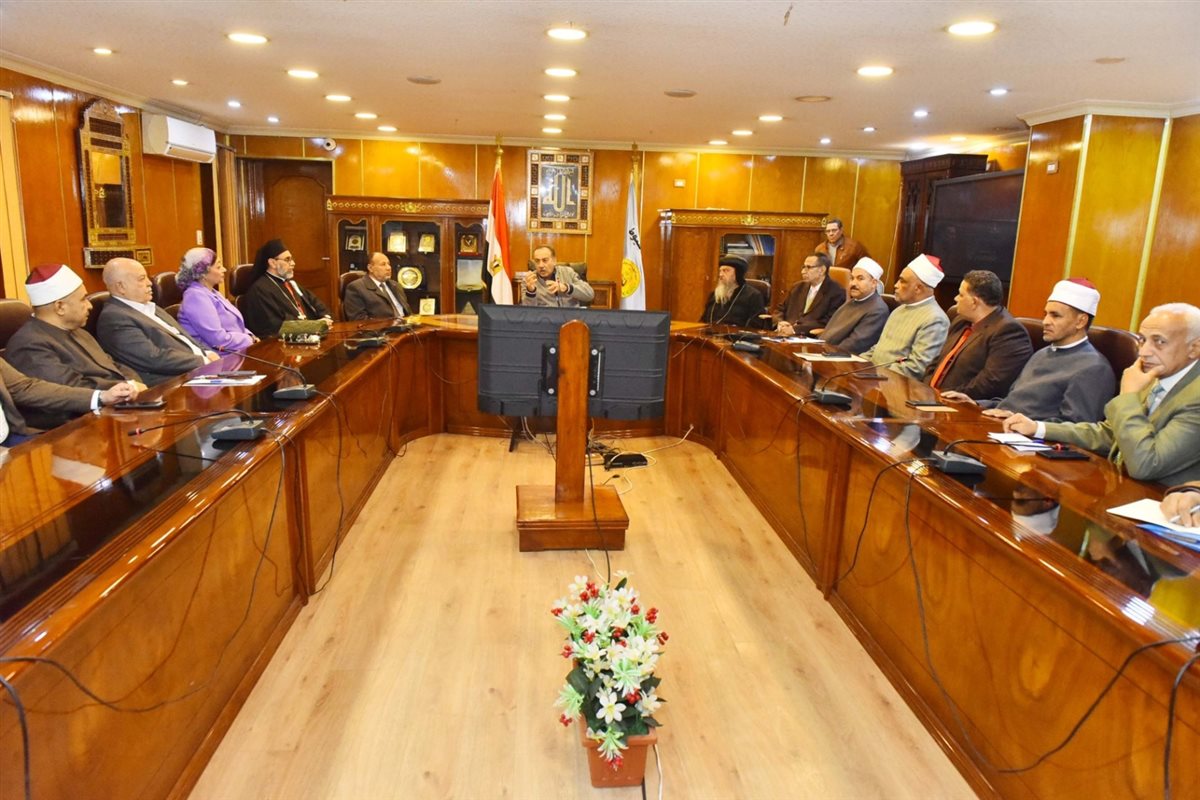 لقاء محافظ أسيوط ومسئولي بيت العائلة