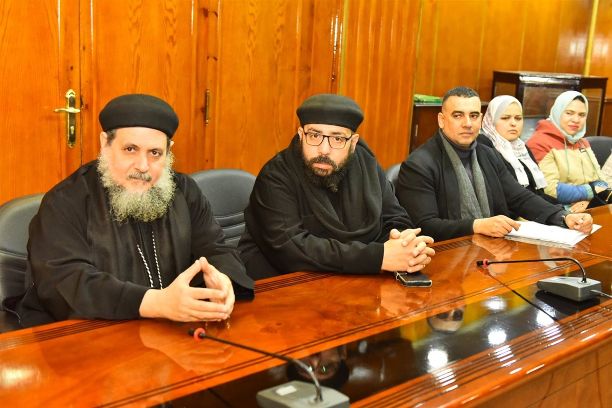 لقاء محافظ أسيوط ومسئولي بيت العائلة