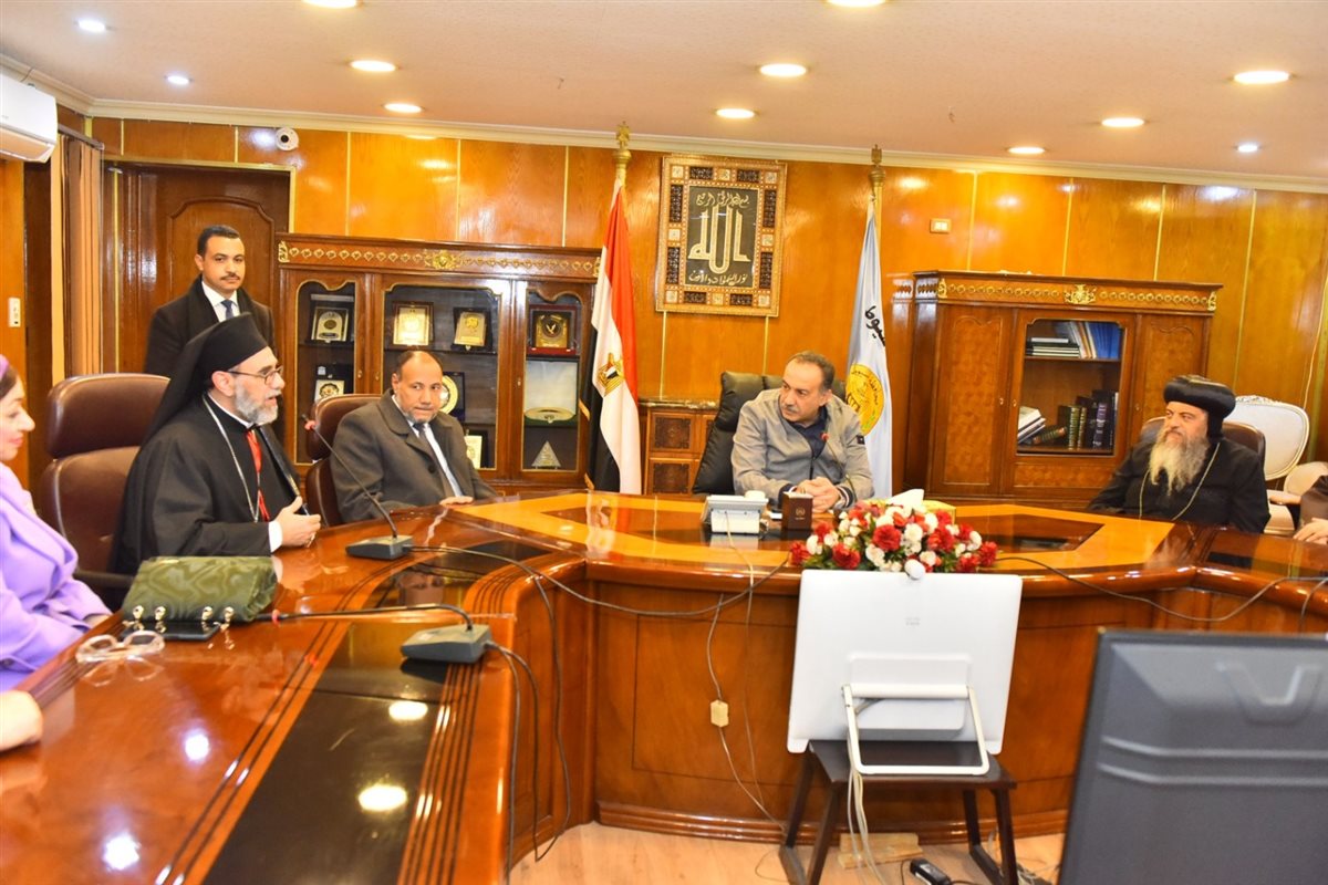 لقاء محافظ أسيوط ومسئولي بيت العائلة