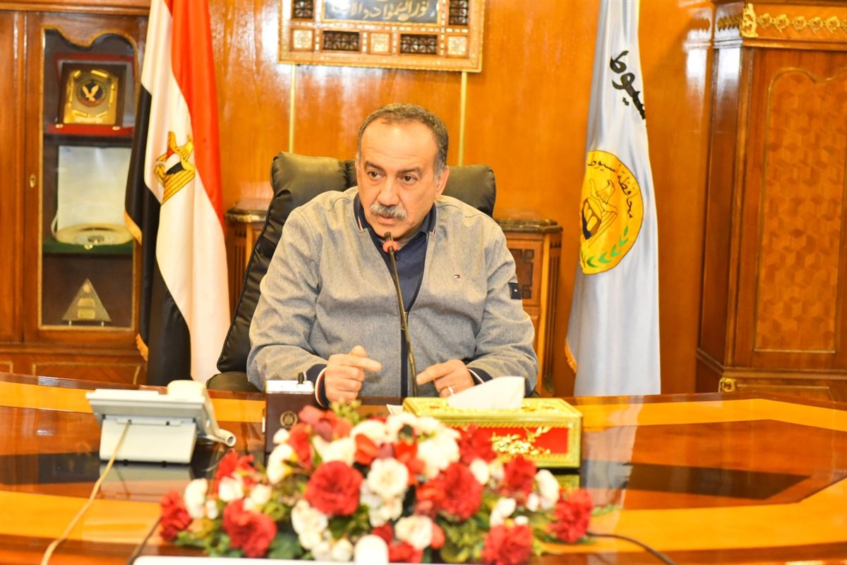 لقاء محافظ أسيوط ومسئولي بيت العائلة