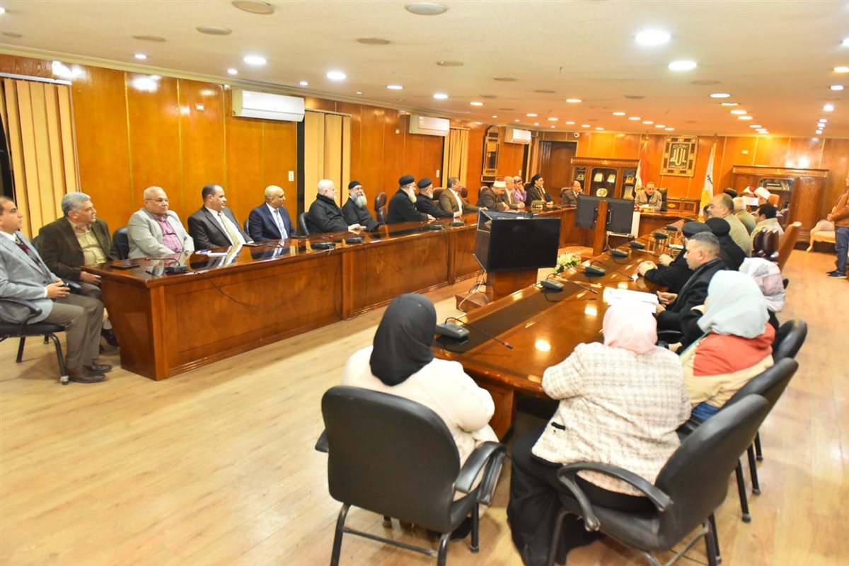 لقاء محافظ أسيوط ومسئولي بيت العائلة