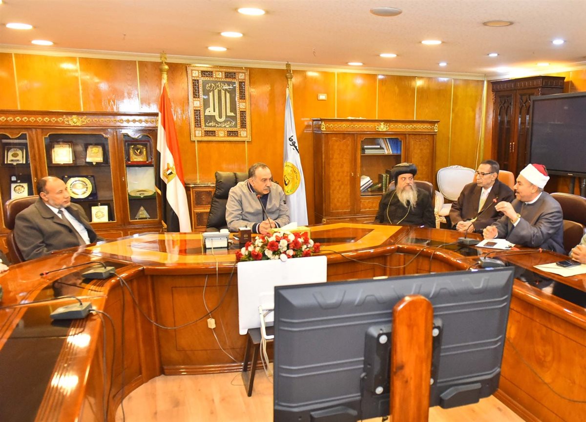 لقاء محافظ أسيوط ومسئولي بيت العائلة