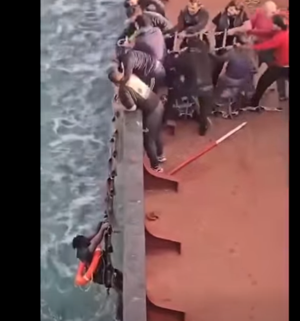 إنقاذ مهاجر من الغرق في البحر، فيتو