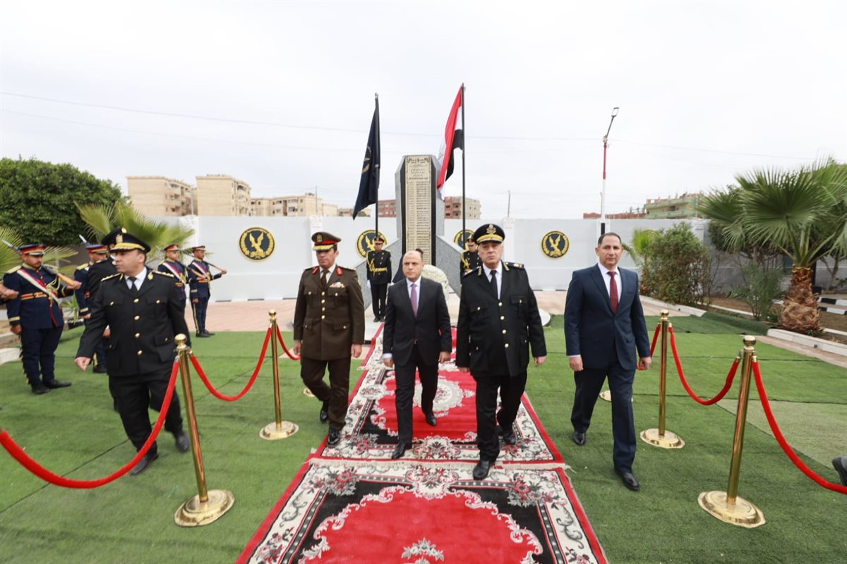 محافظ كفرالشيخ يضع إكليل الزهور على النصب التذكاري لشهداء الشرطة