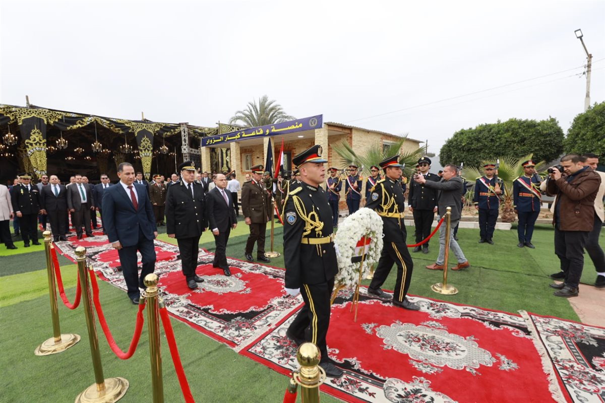 محافظ كفرالشيخ يضع إكليل الزهور على النصب التذكاري لشهداء الشرطة