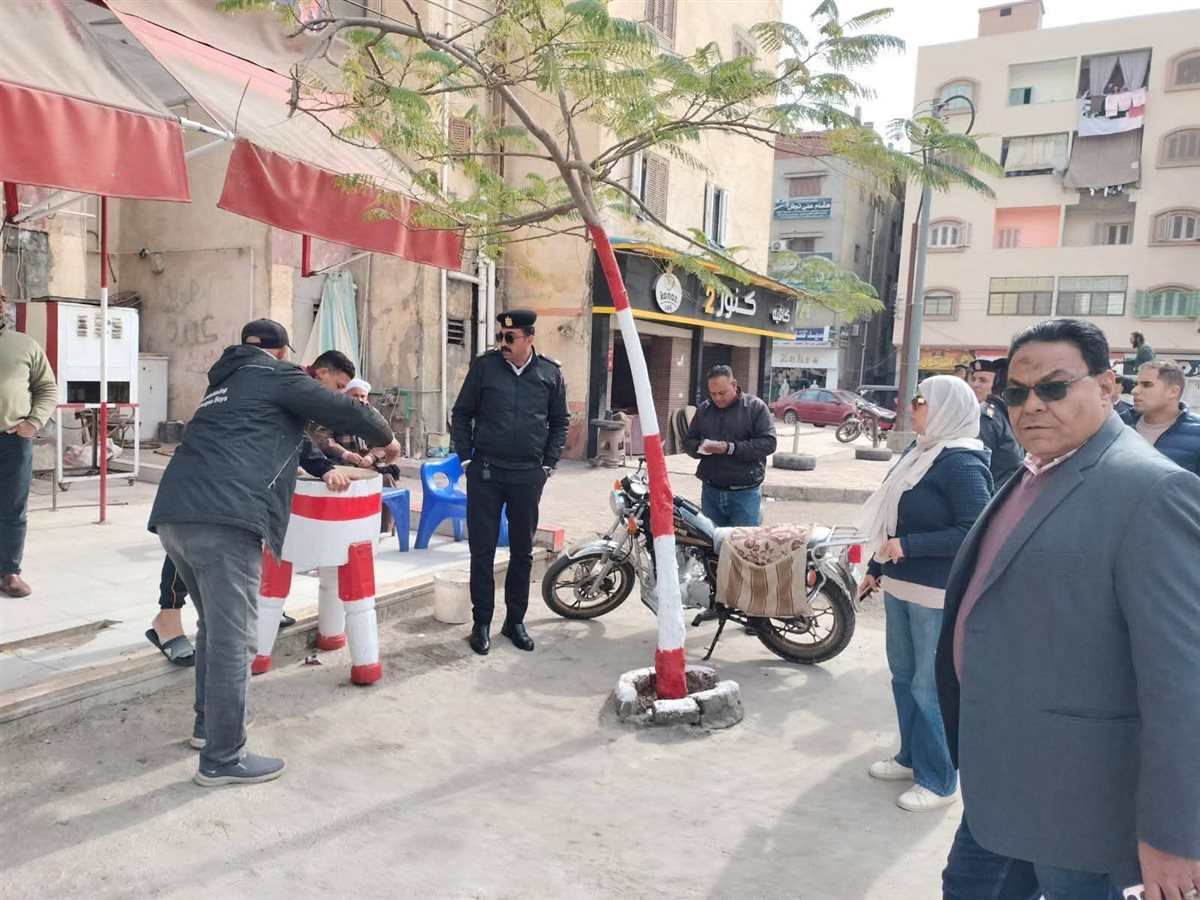 رفع التعديات على الأرصفة وتوسعة الطريق أمام حركة المواطنين بدمياط.