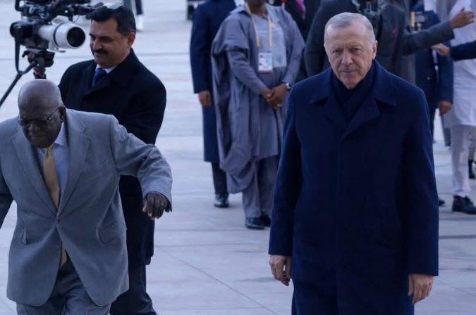 لحظة تعثر الرئيس النيجيري تينوبو وسقوطه على الأرض، فيتو