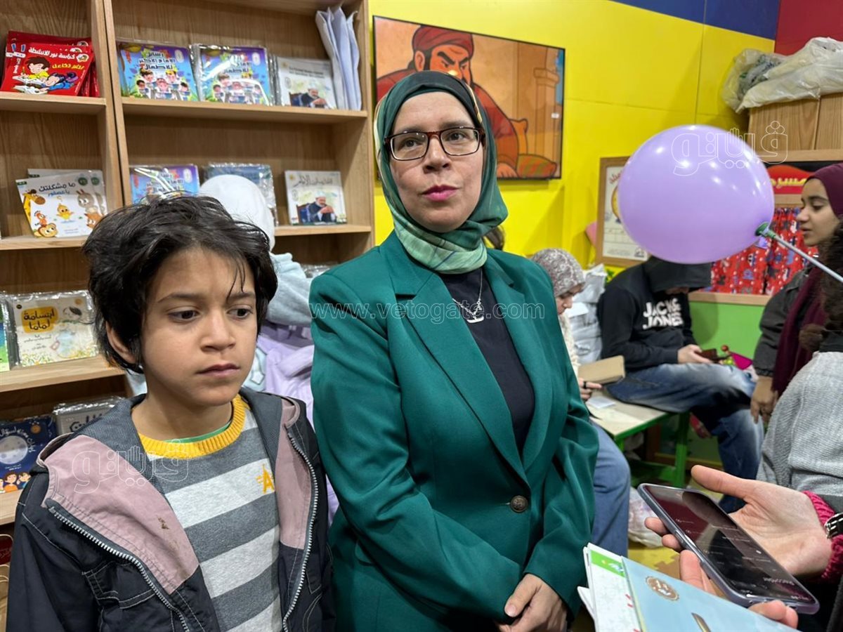 مؤلفة قصة الكنغر زعتر داخل جناح الأزهر للأطفال بمعرض الكتاب