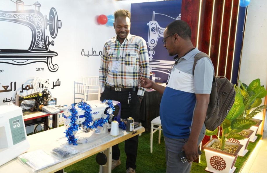 جانب من معرض صنع في نهر النيل بمدينة عطبرة