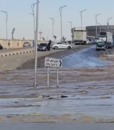 &nbsp;انفجار ماسورة مياه يؤدي إلى تصدع الطريق بالقرب من معرض القاهرة الدولي للكتاب