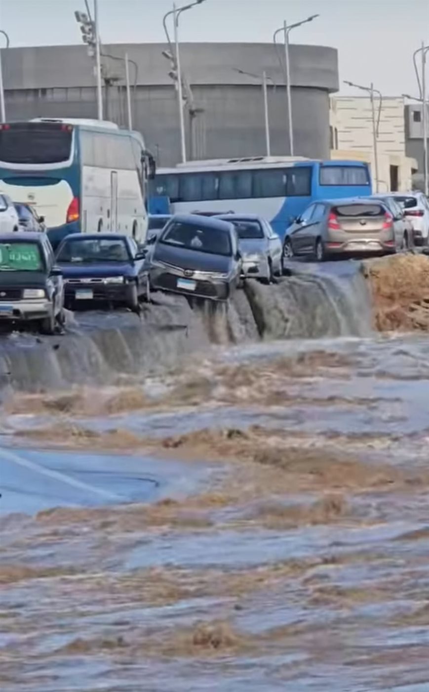 &nbsp;انفجار ماسورة مياه يؤدي إلى تصدع الطريق بالقرب من معرض القاهرة الدولي للكتاب