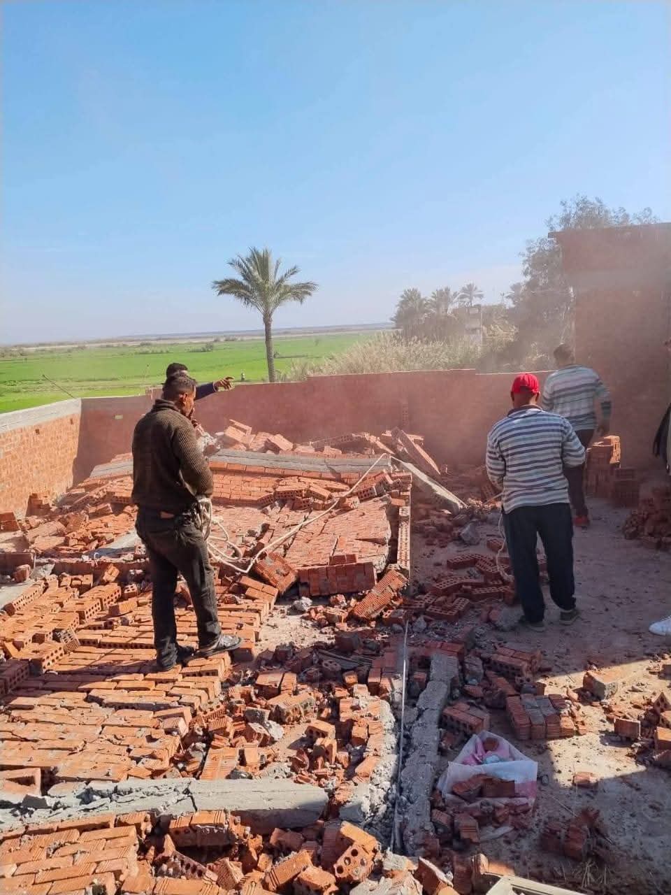 حملة مكبرة لازالة مخالفات البناء في قرية العنانية بدمياط