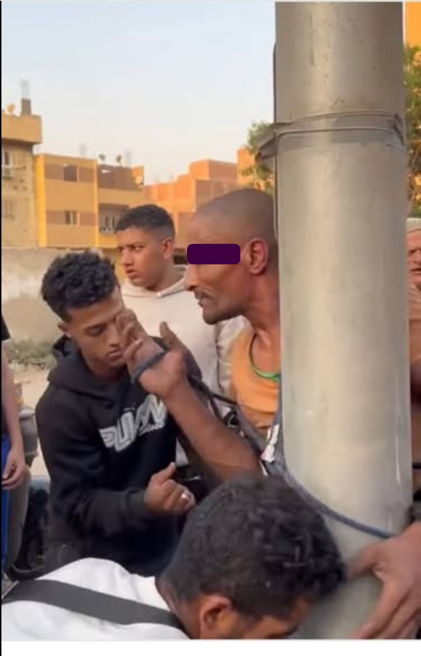 أهالي المريوطية يقيدون لص بطاريات السيارات بالحبال ويربطونه بعمود كهرباء، فيتو
