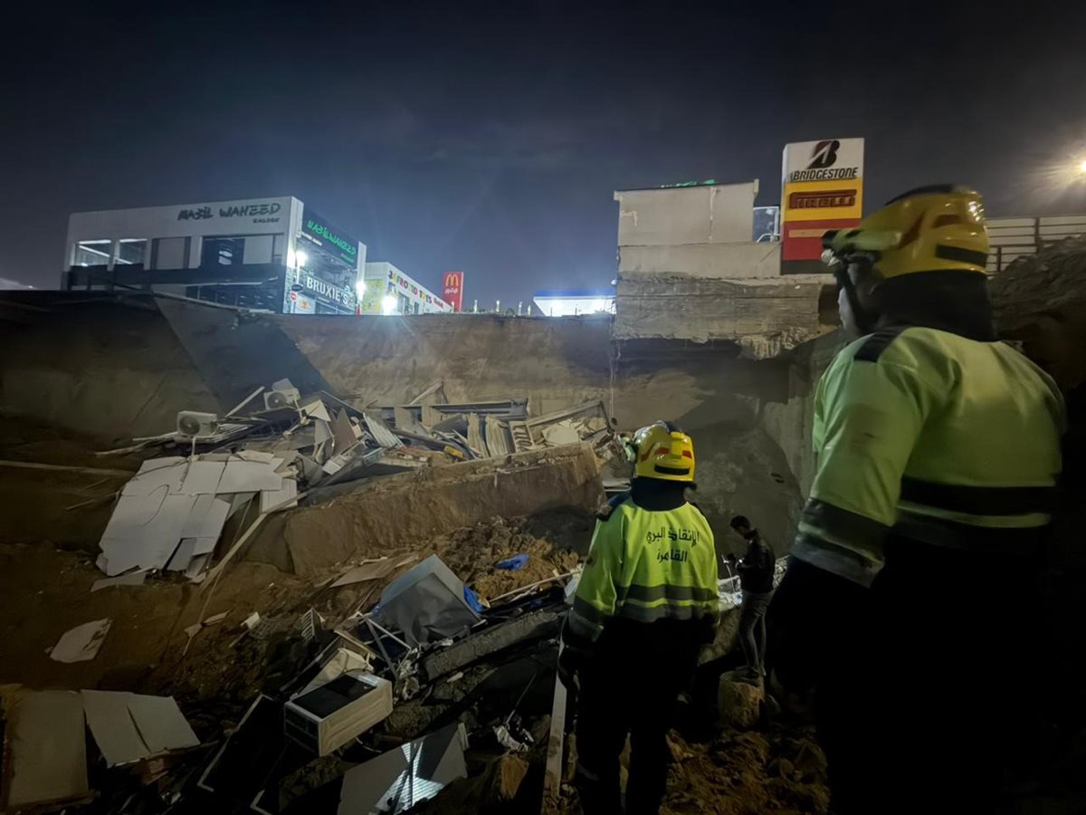 هبوط أرضي داخل محطة وقود بالتجمع