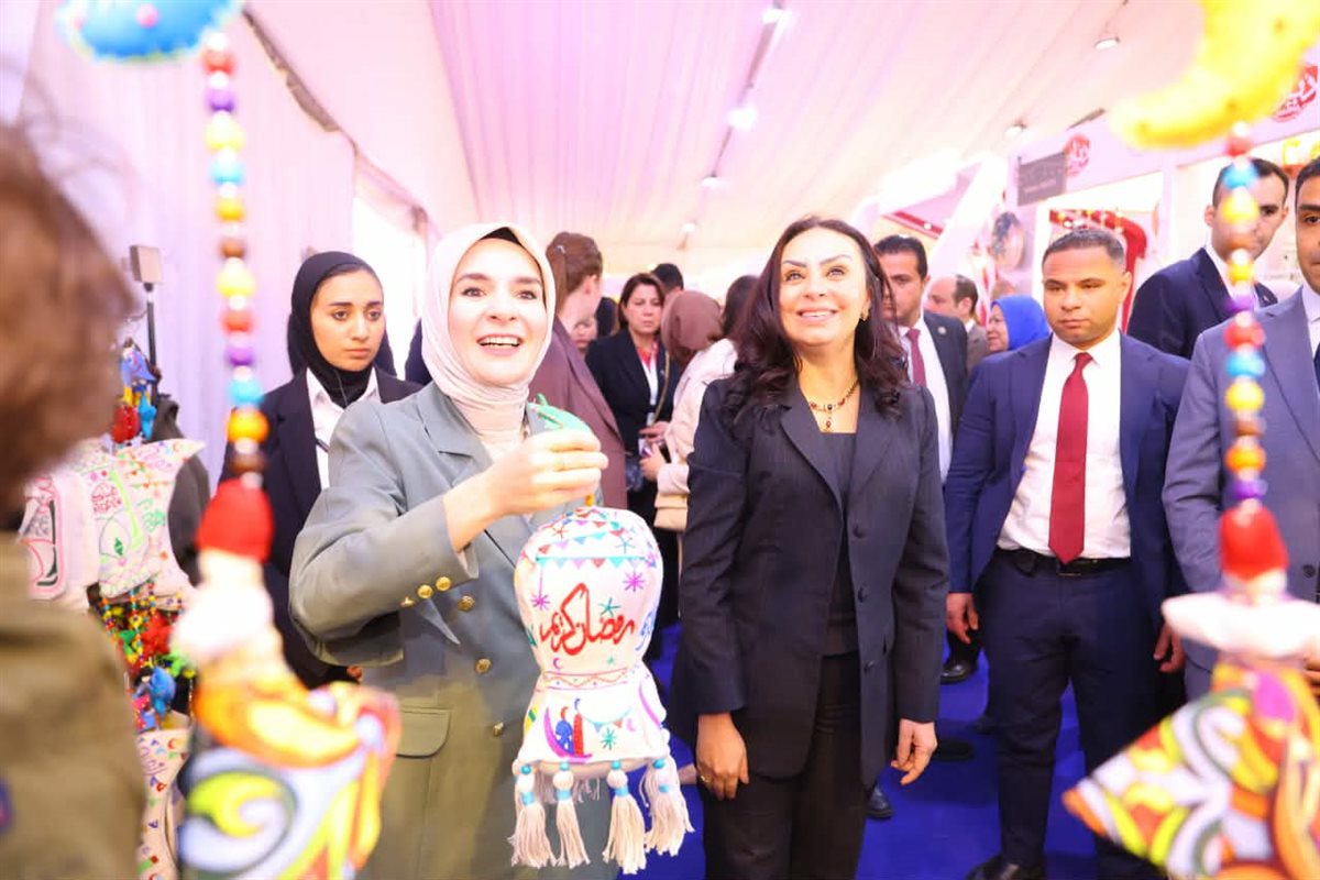 وزيرة التضامن ووزيرة الأسرة التركية تتفقدان معرض 