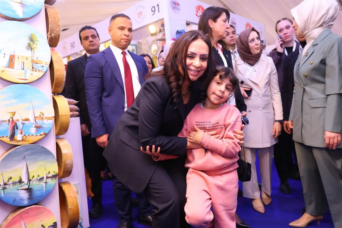 وزيرة التضامن ووزيرة الأسرة التركية تتفقدان معرض 