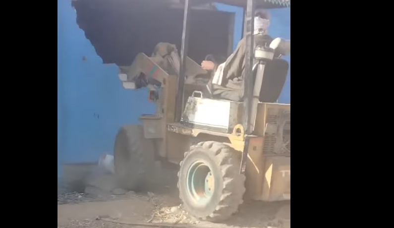 سيدة تستغيث من هدم والدها لمنزلها، فيتو