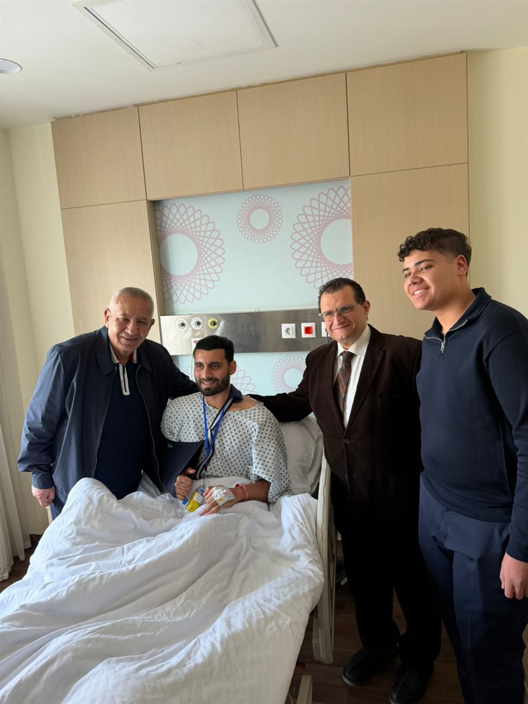 كامل أبو علي يطمئن على باهر المحمدي بعد خضوعه لعملية جراحية