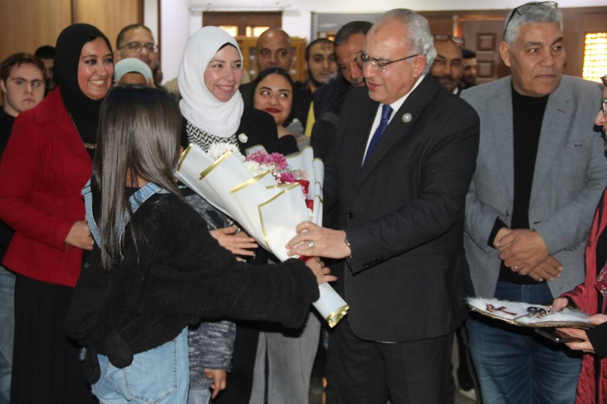 السكرتير العام المساعد يفتتح معرض