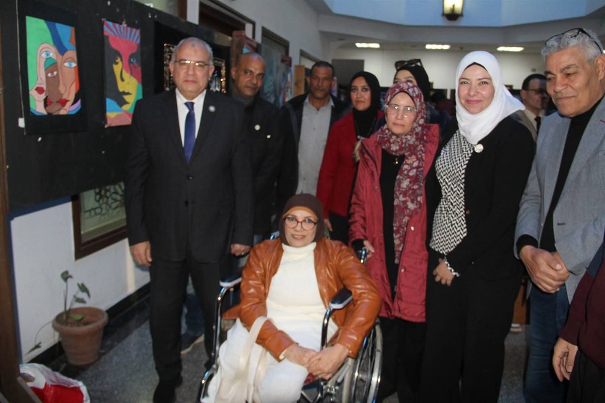 السكرتير العام المساعد يفتتح معرض
