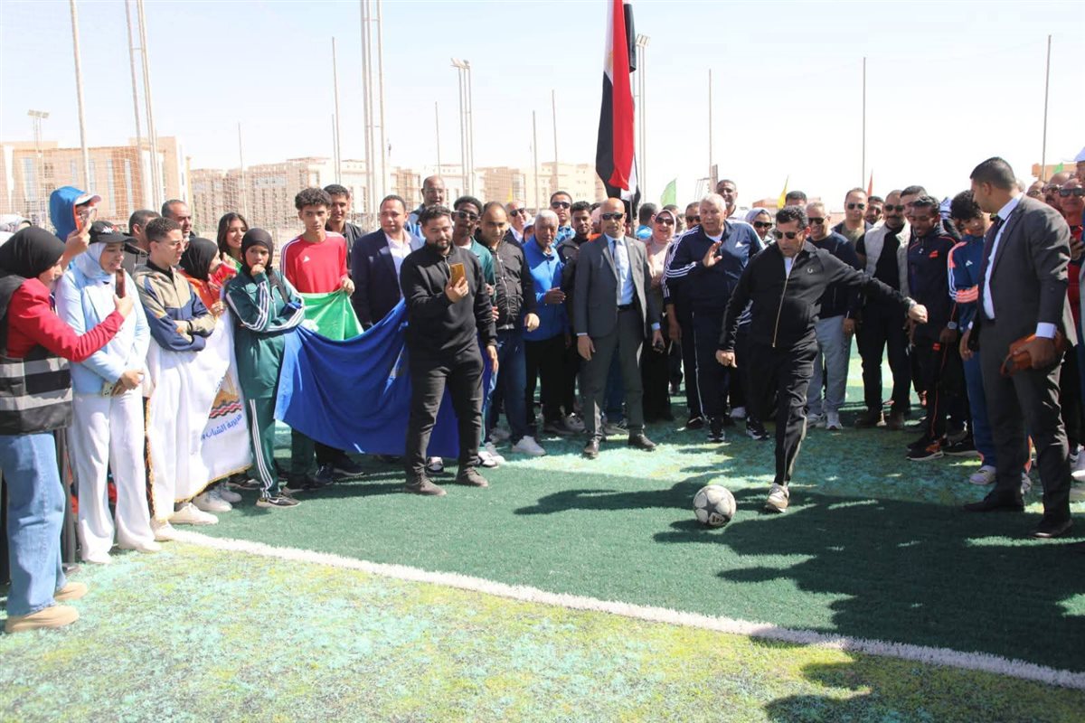 وزير الرياضة ومحافظ الوادي الجديد يفتتحان منطقة الملاعب الرياضية