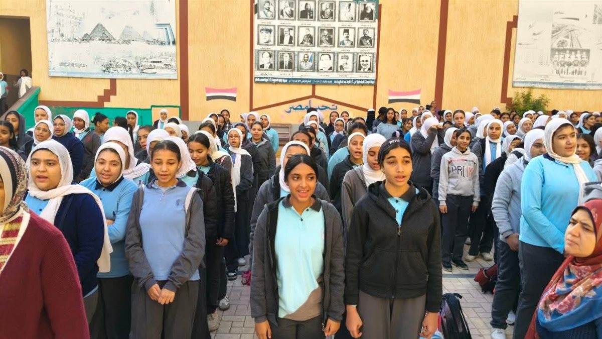 انتظام الطلاب في بداية الفصل الدراسي الثاني