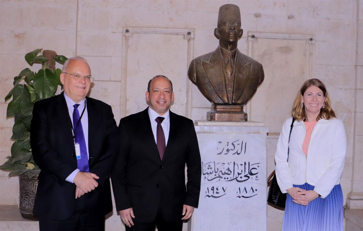 حسام صلاح مراد عميد كلية طب قصر العيني وزيرة الرعاية الصحية السويدية