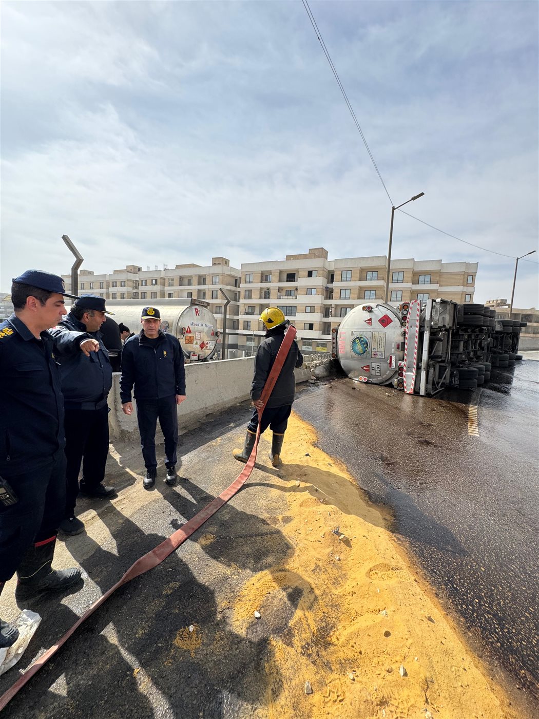 رفع الوقود وتنظيف موقع انقلاب سيارة مواد بترولية بكوبري حسب الله الكفراوي