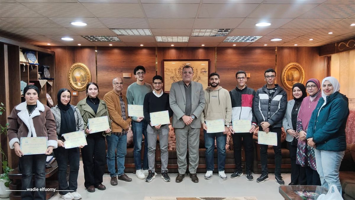وكيل الوزارة يكرم طلاب المحافظة النابغين الحاصلين على المركز الأول في مسابقة أوائل الطلبة للمرحلة الثانوية