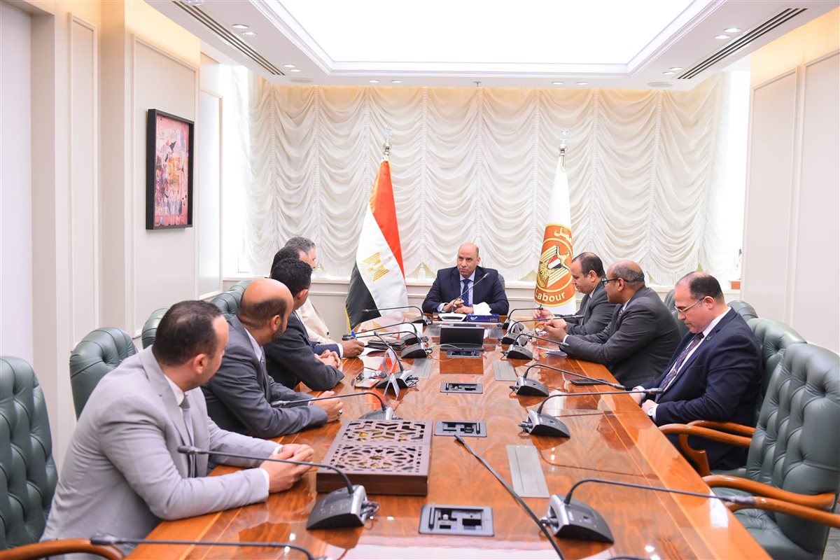 لقاء وزير العمل بوفد من <a href=