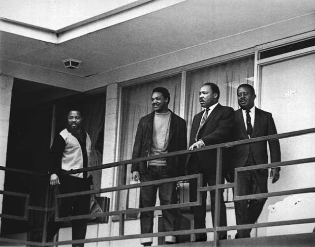 جيسي جاكسون إلى جوار مارتن لوثر كينج قبل يوم من اغتياله في إبريل 1968