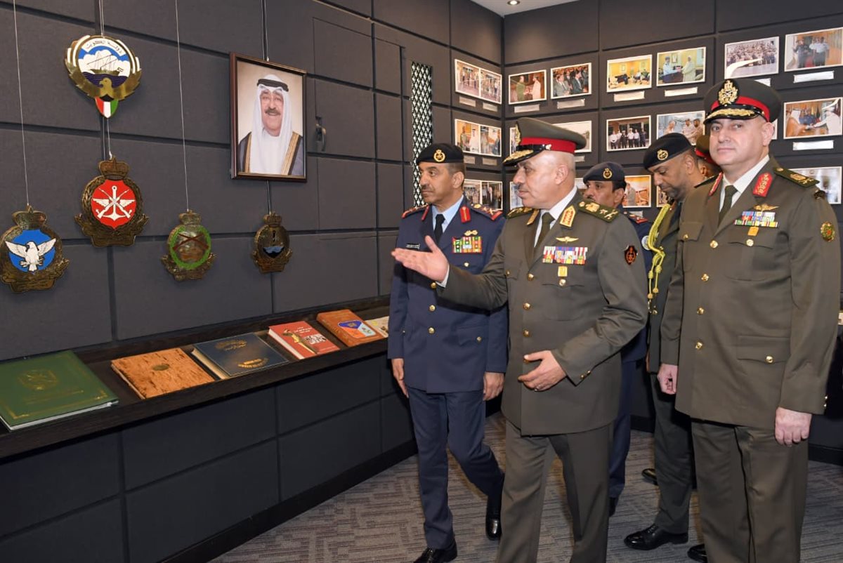 الفريق أحمد خليفة يعود إلى أرض الوطن عقب انتهاء زيارته الرسمية للكويت