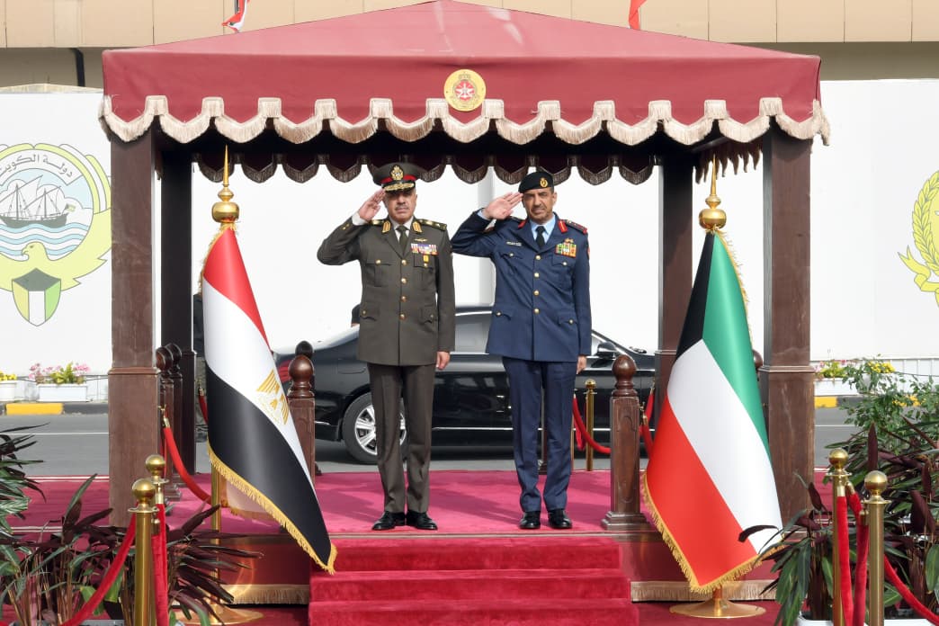 الفريق أحمد خليفة يعود إلى أرض الوطن عقب انتهاء زيارته الرسمية للكويت