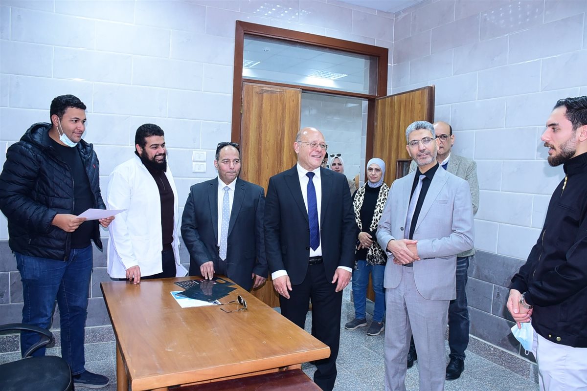 رئيس جامعة سوهاج يتفقد مستشفي جراحة الفم والأسنان