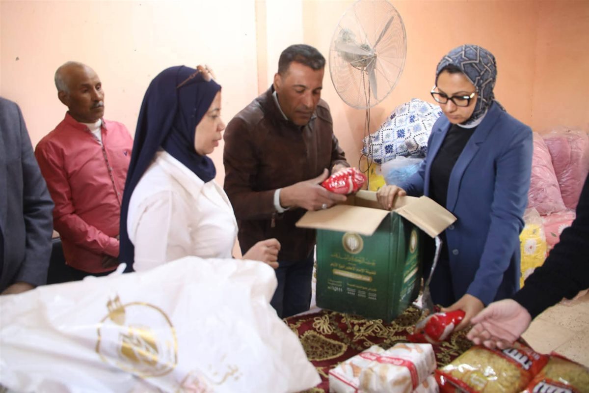توزيع مساعدات غذائية وعينية بقرية الخرطوم بالخارجة&nbsp;