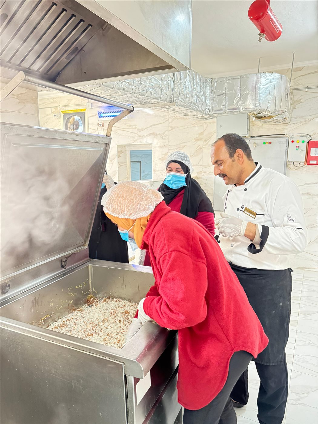 جانب من العمل بمطبخ المجلس القومي للمرأة، فيتو