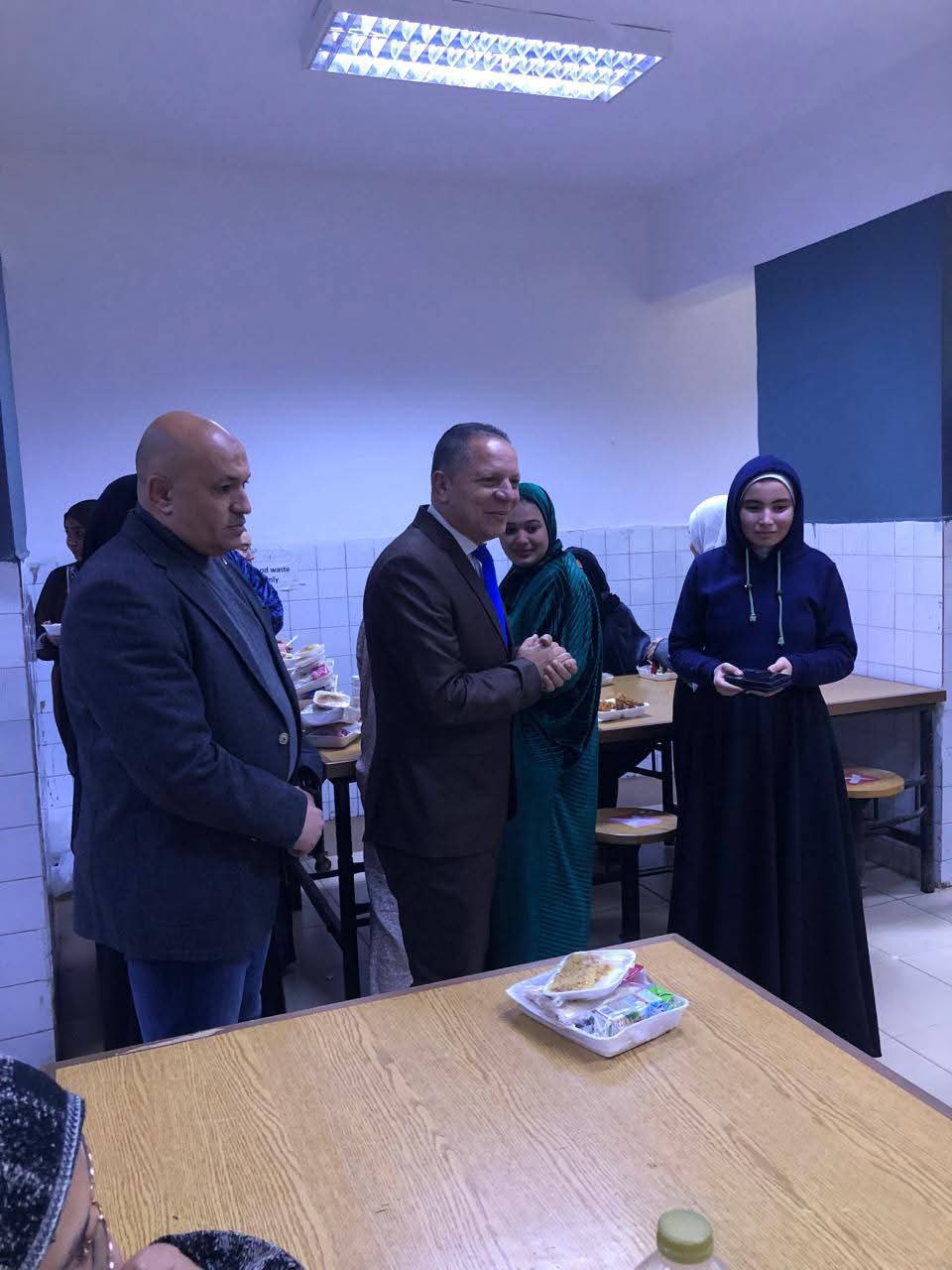 رئيس جامعة دمياط يفاجئ طالبات المدينة ويشاركهن مائدة الافطار في اجواء اسرية