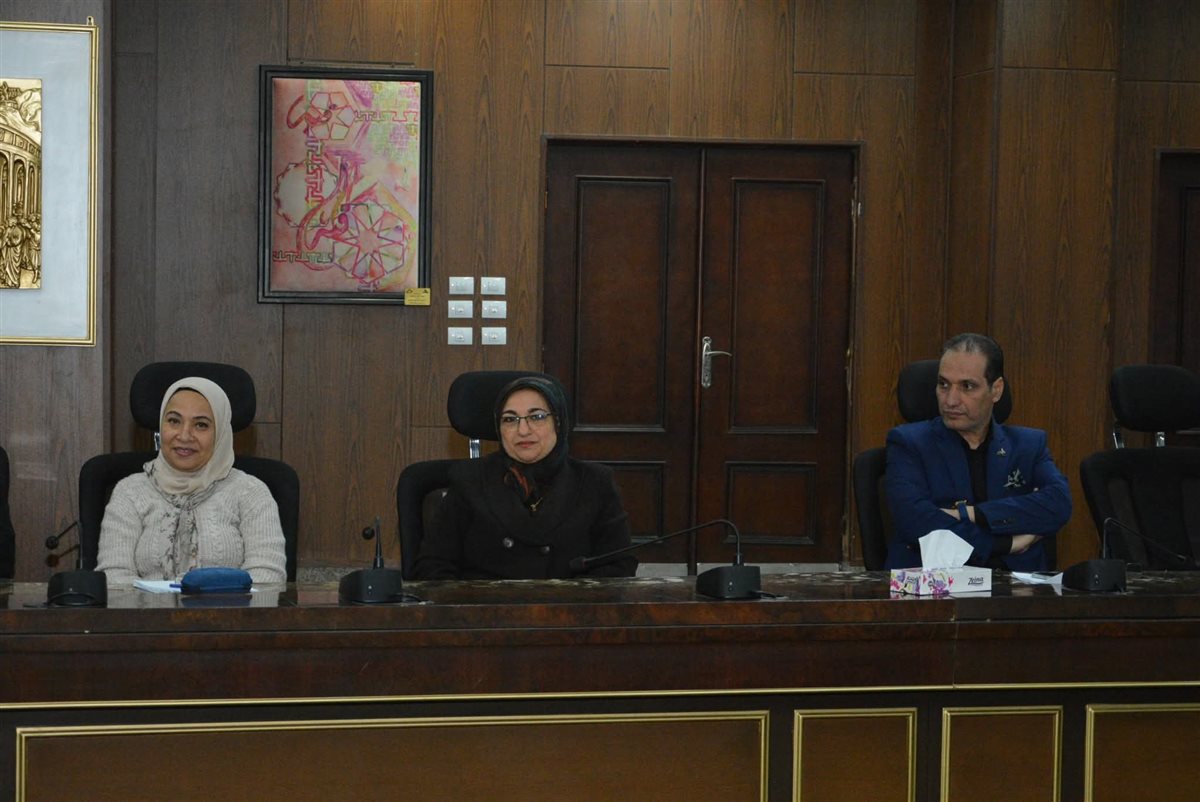 الدكتور حمدان ربيع المتولي رئيس جامعة دمياط يعقد اجتماع مع مع عمداء كليات الجامعة بحضور نواب رئيس الجامعة