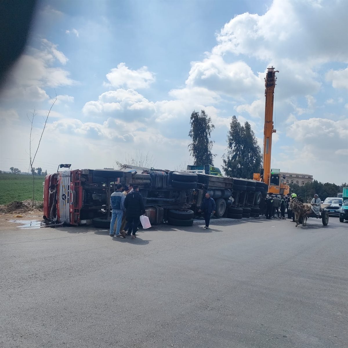 رفع سيارة نقل تعرضت لحادث على طريق أجا - المنصورة
