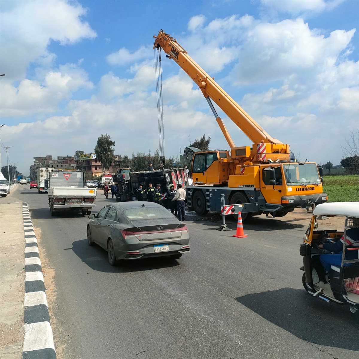 رفع سيارة نقل تعرضت لحادث على طريق أجا - المنصورة