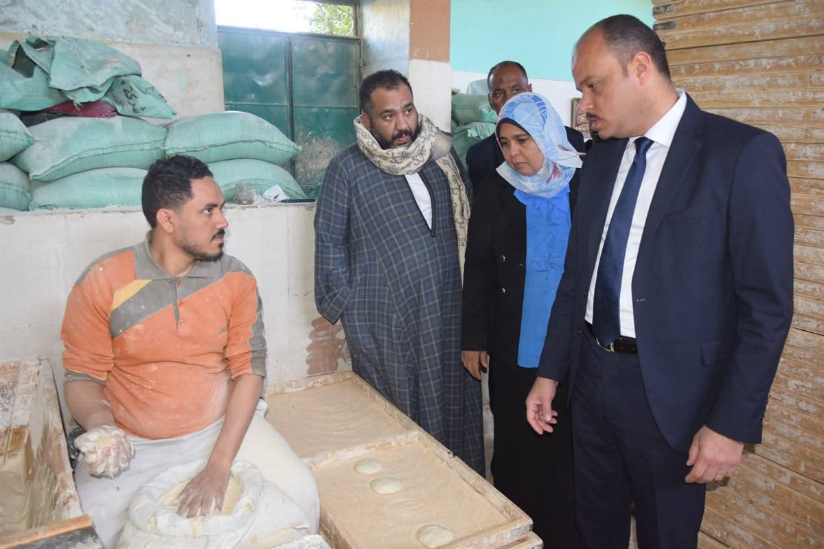 نائب محافظ الوادى الجديد يتابع انتظام عمل المخابز والمنافذ التموينية بالخارجة