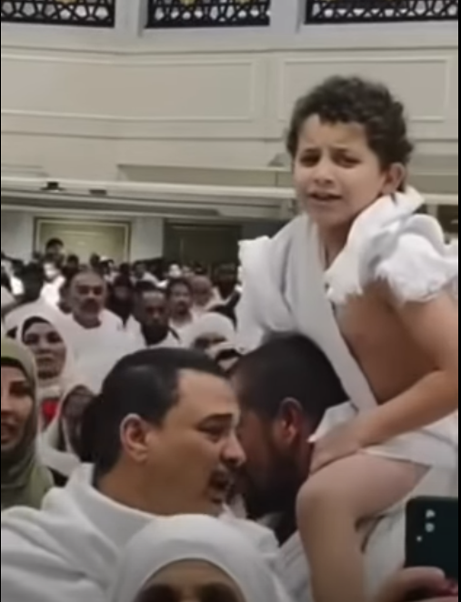 طفل مصري يخطف الأنظار في العمرة، فيتو