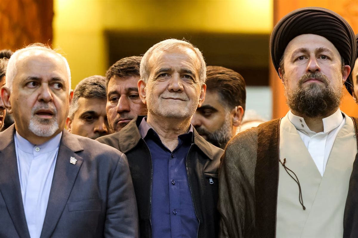 تبرز العديد من الأسماء والشخصيات الإيرانية التي جرى إعدادها في حالة اختفاء أو اغتيال المرشد الإيراني الأعلى