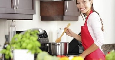 سلوكيات خاطئة تتبعها ربات البيوت تهدد صحتها