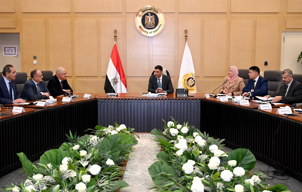 اجتماع وزير الصناعة مع أعضاء مجلس إدارة اتحاد الصناعات المصرية