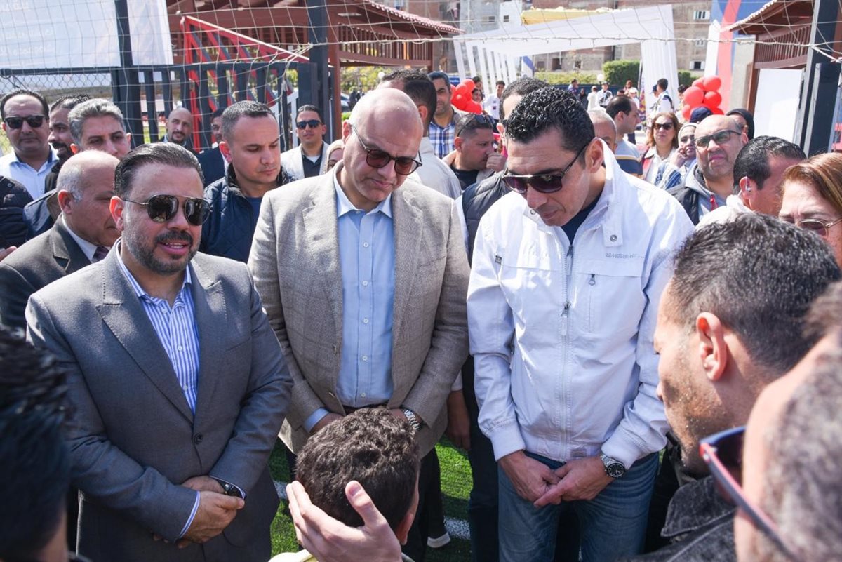 وزير الرياضة ومحافظ الإسكندرية يفتتحان ملعبا بالمدينة الشبابية بأبو قير