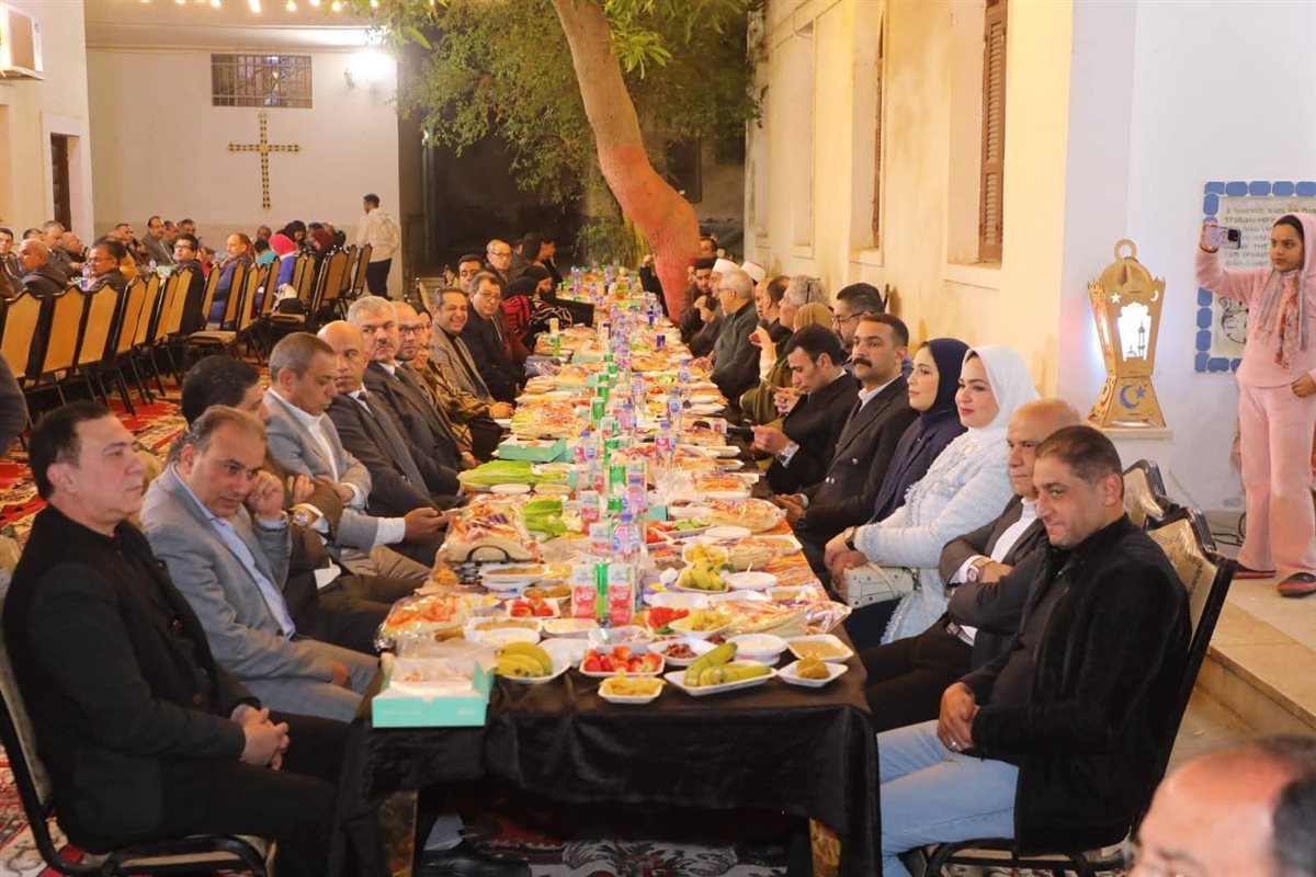 محافظ دمياط،يشارك &nbsp;في مائدة السحور الجماعي التي نظمتها الكنيسة احتفالا بشهر رمضان المبارك.